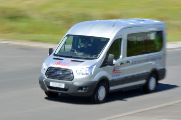 Ford Transit 12 Seat Minibus Mk8 (panning) 01