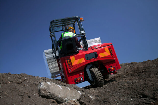 Moffett-M5-25-3-Offroad-01-Irl.tif