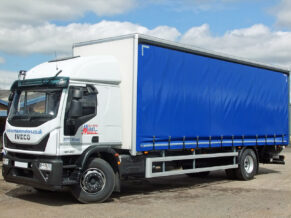 18t Curtain-side lorry hire - 18 tonne Euro 6 tautliner curtain-side rigid lorry with tail lift and sleeper cab 18000kg GVW - ULEZ & Clean Air Zone compliant