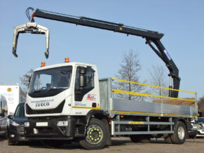 ULEZ & Clean Air Zone compliant Brick Grab Rear Mount Crane lorry hire, 18t, for Builders Merchants - 18 tonne Euro 6 HIAB lorry for brick, block & building materials deliveries. Rigid lorry with rear-mount loader crane and grab. 18000kg GVW